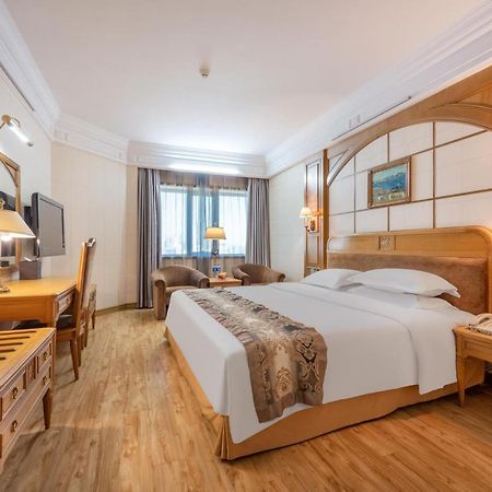 Hotel Silverland Донгуан Екстериор снимка