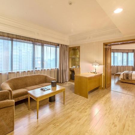 Hotel Silverland Донгуан Екстериор снимка
