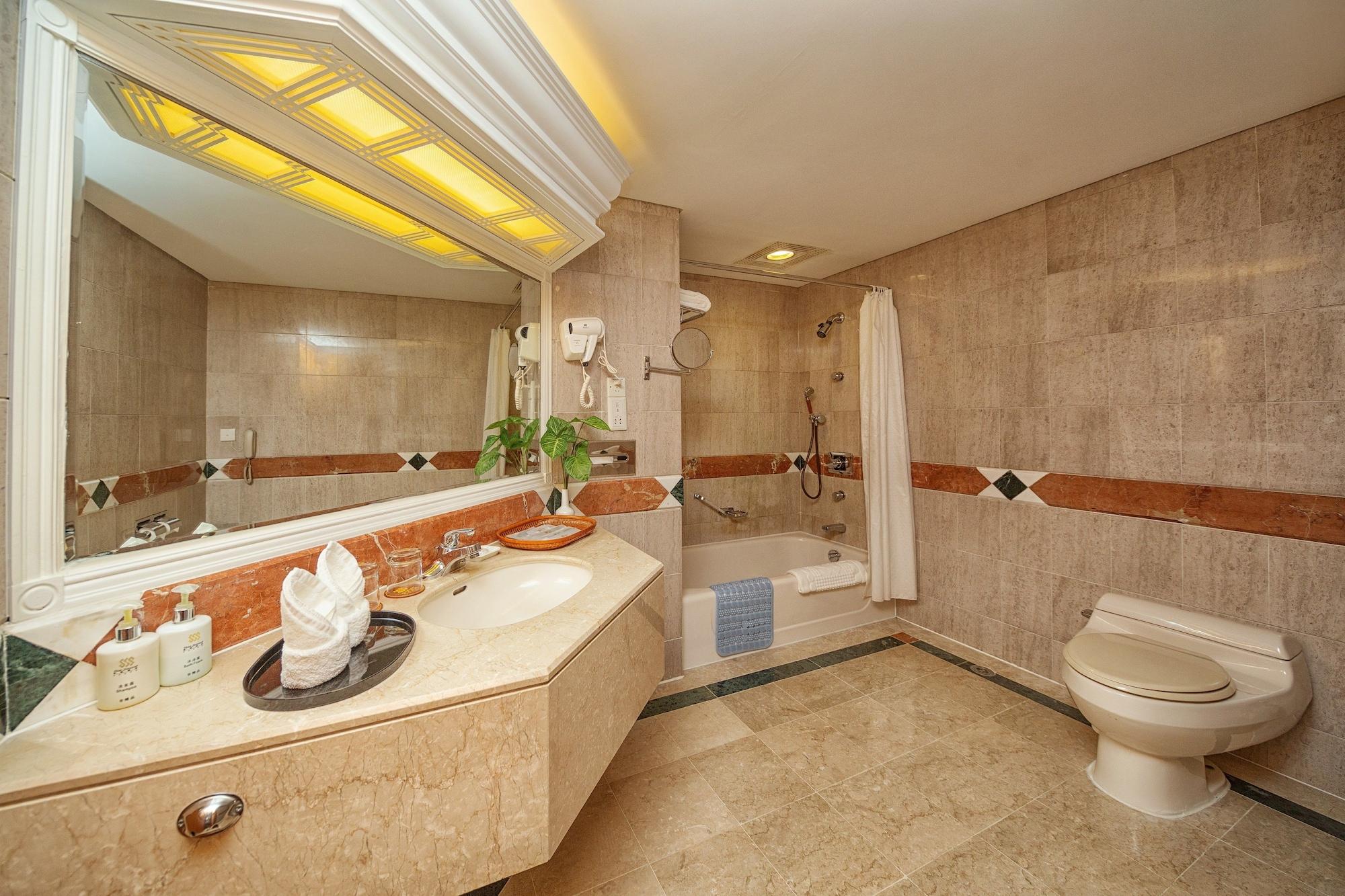 Hotel Silverland Донгуан Екстериор снимка