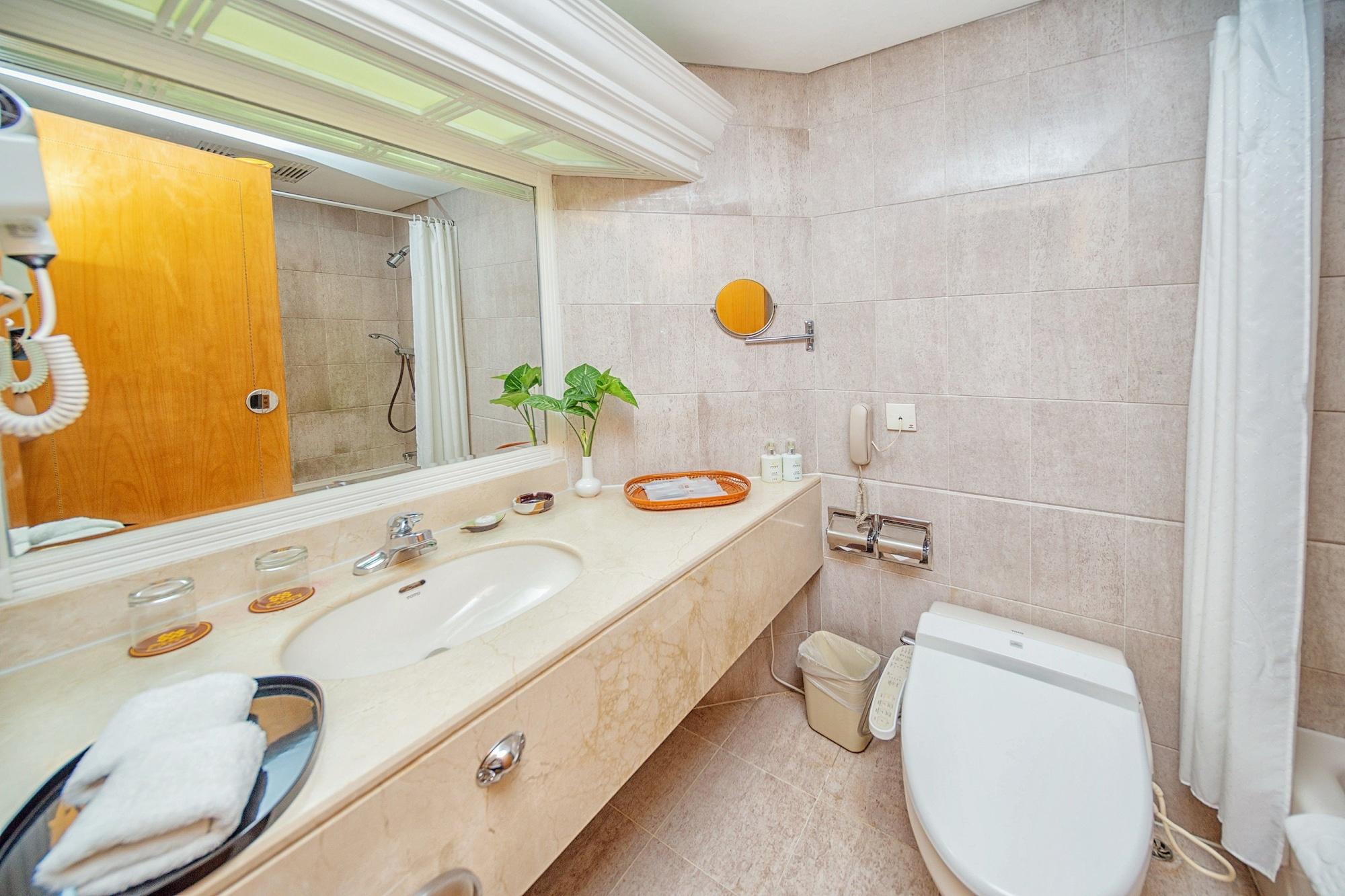 Hotel Silverland Донгуан Екстериор снимка