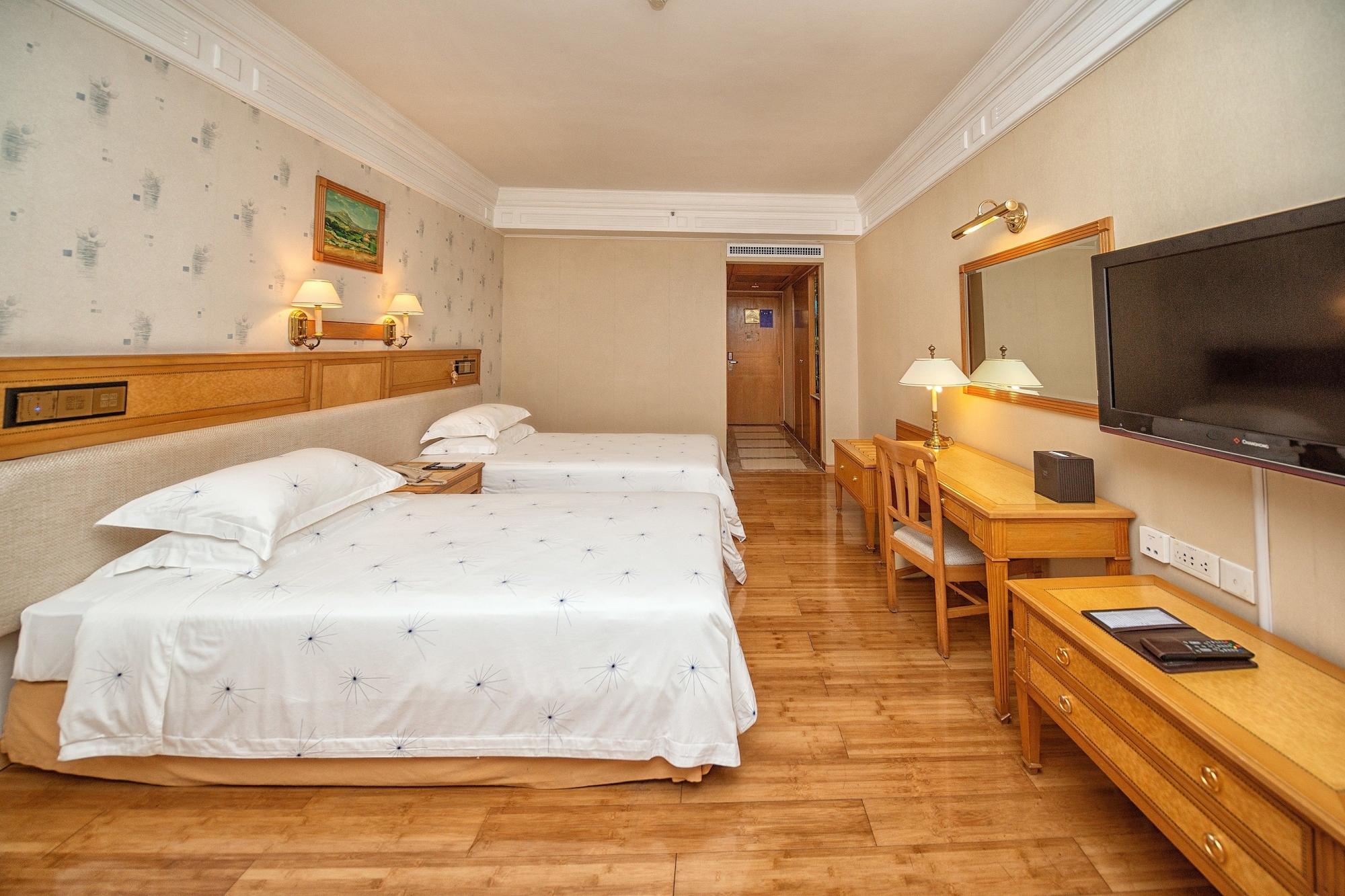 Hotel Silverland Донгуан Екстериор снимка