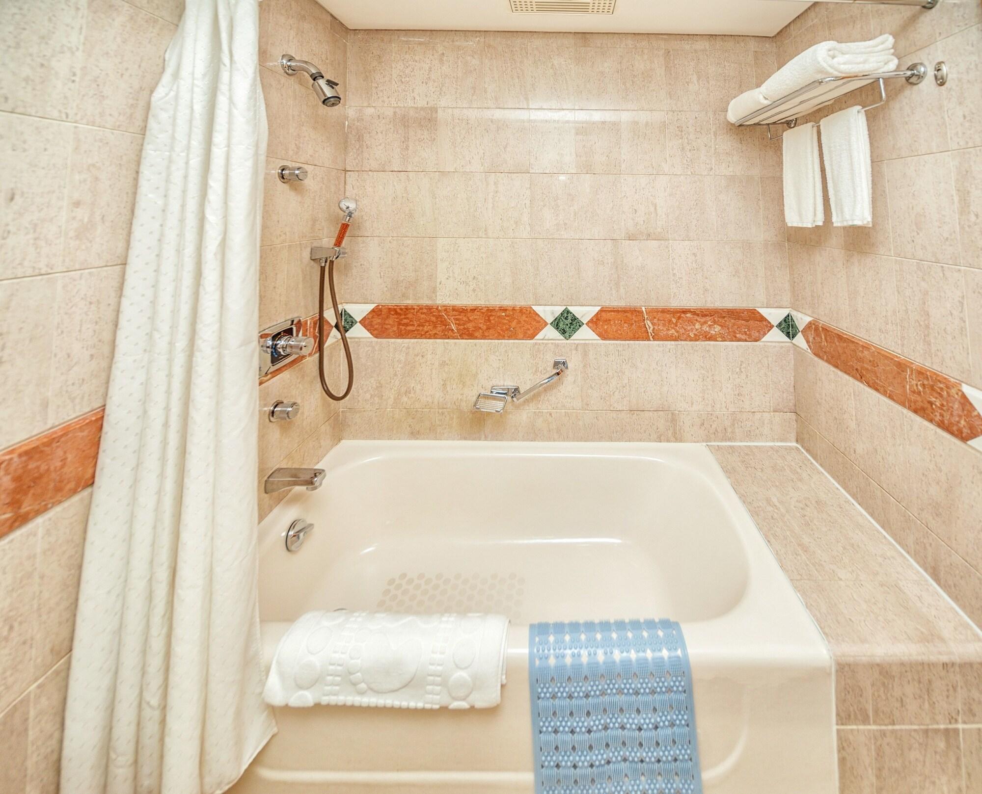 Hotel Silverland Донгуан Екстериор снимка