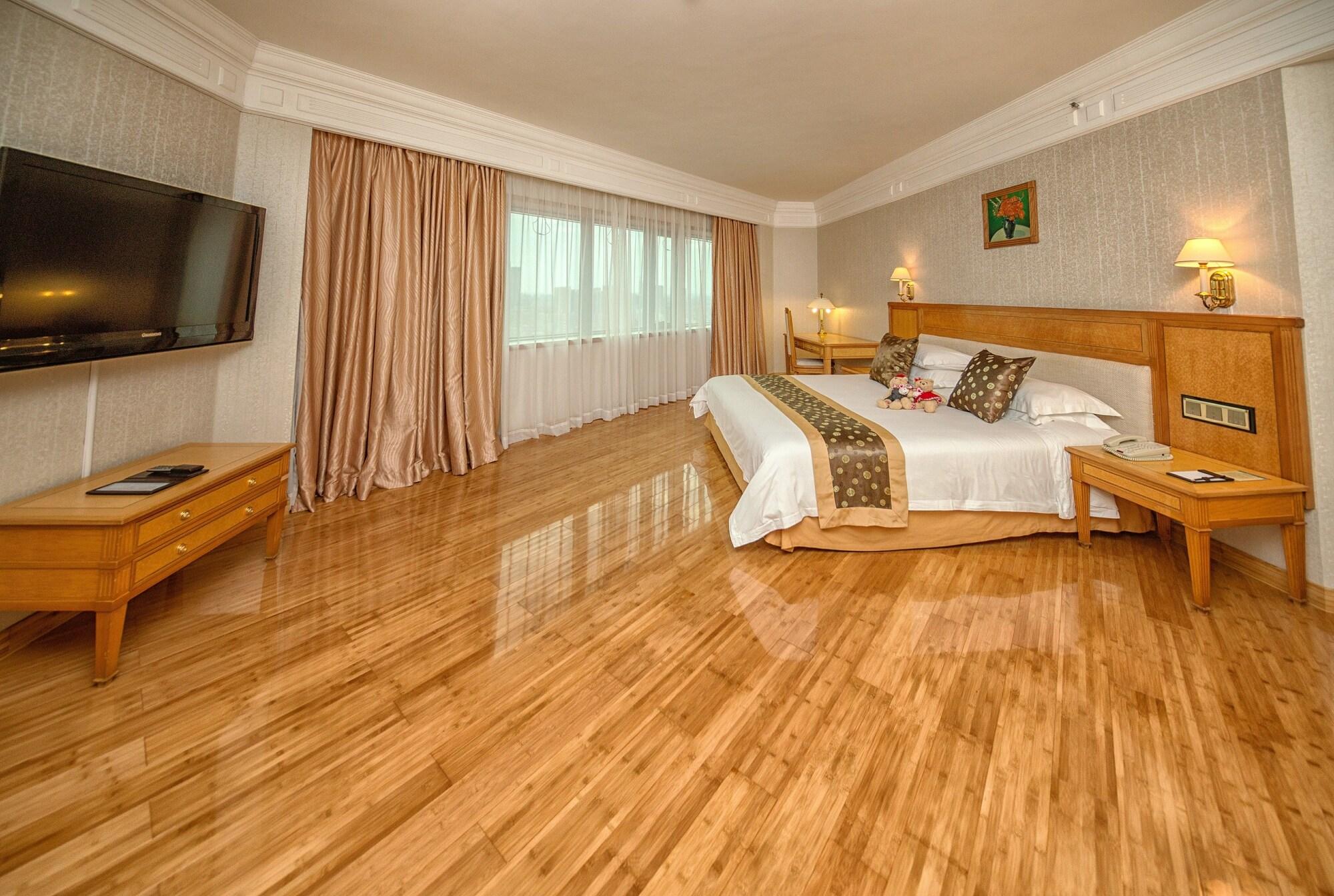Hotel Silverland Донгуан Екстериор снимка