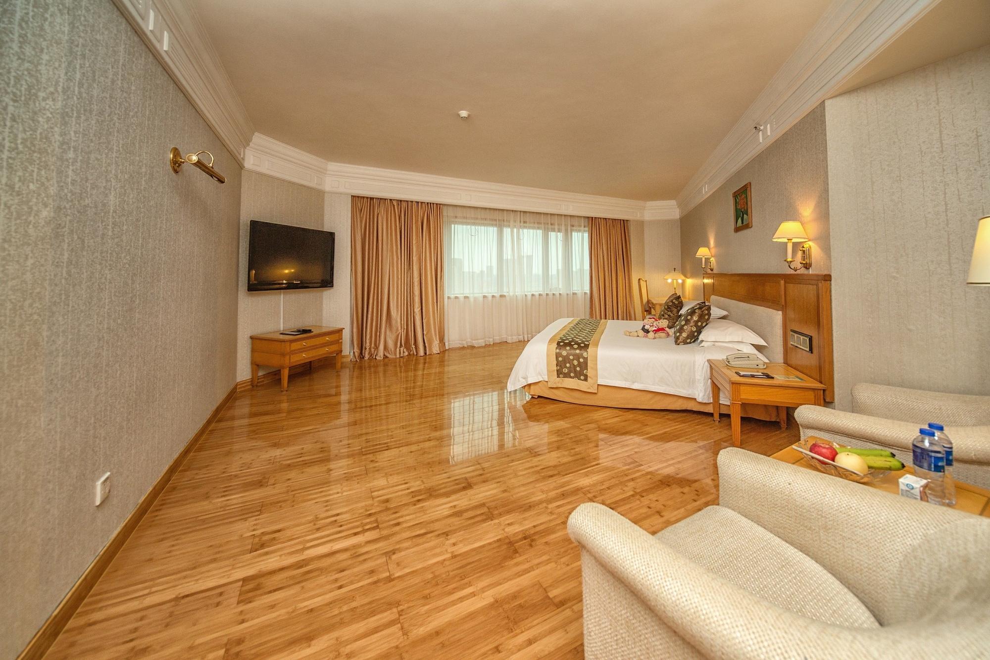 Hotel Silverland Донгуан Екстериор снимка