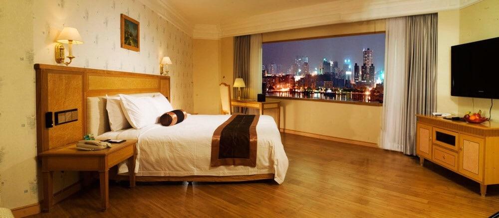 Hotel Silverland Донгуан Екстериор снимка
