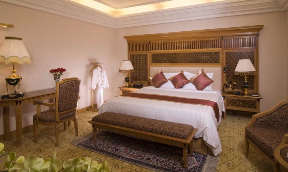 Hotel Silverland Донгуан Екстериор снимка