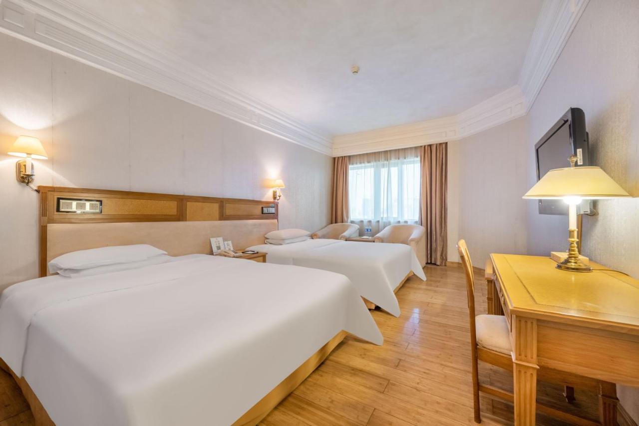 Hotel Silverland Донгуан Екстериор снимка