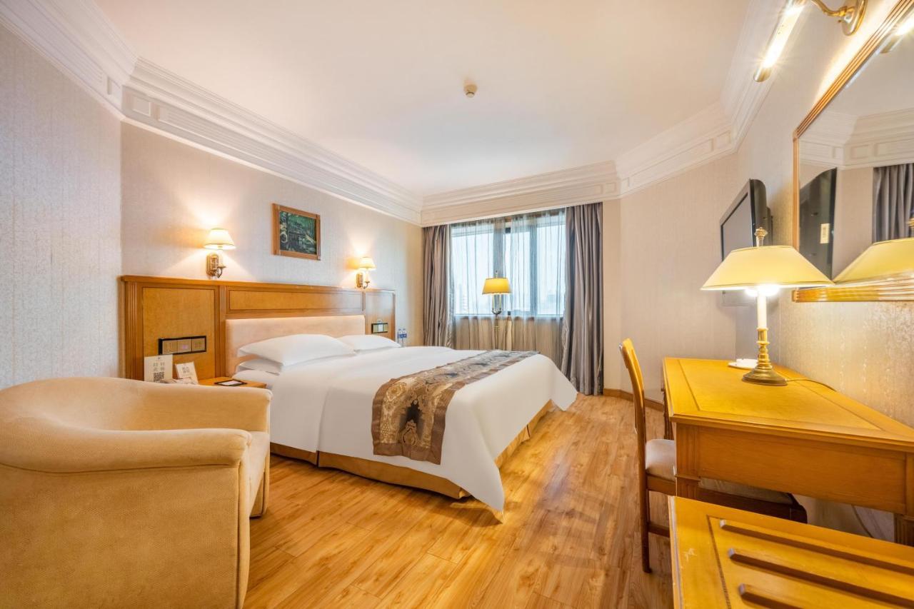 Hotel Silverland Донгуан Екстериор снимка