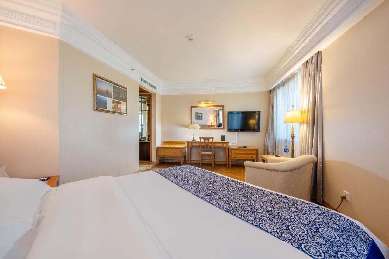 Hotel Silverland Донгуан Екстериор снимка