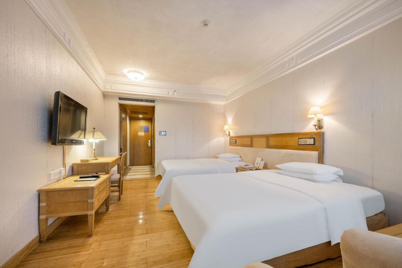 Hotel Silverland Донгуан Екстериор снимка