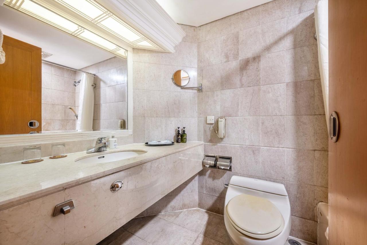 Hotel Silverland Донгуан Екстериор снимка