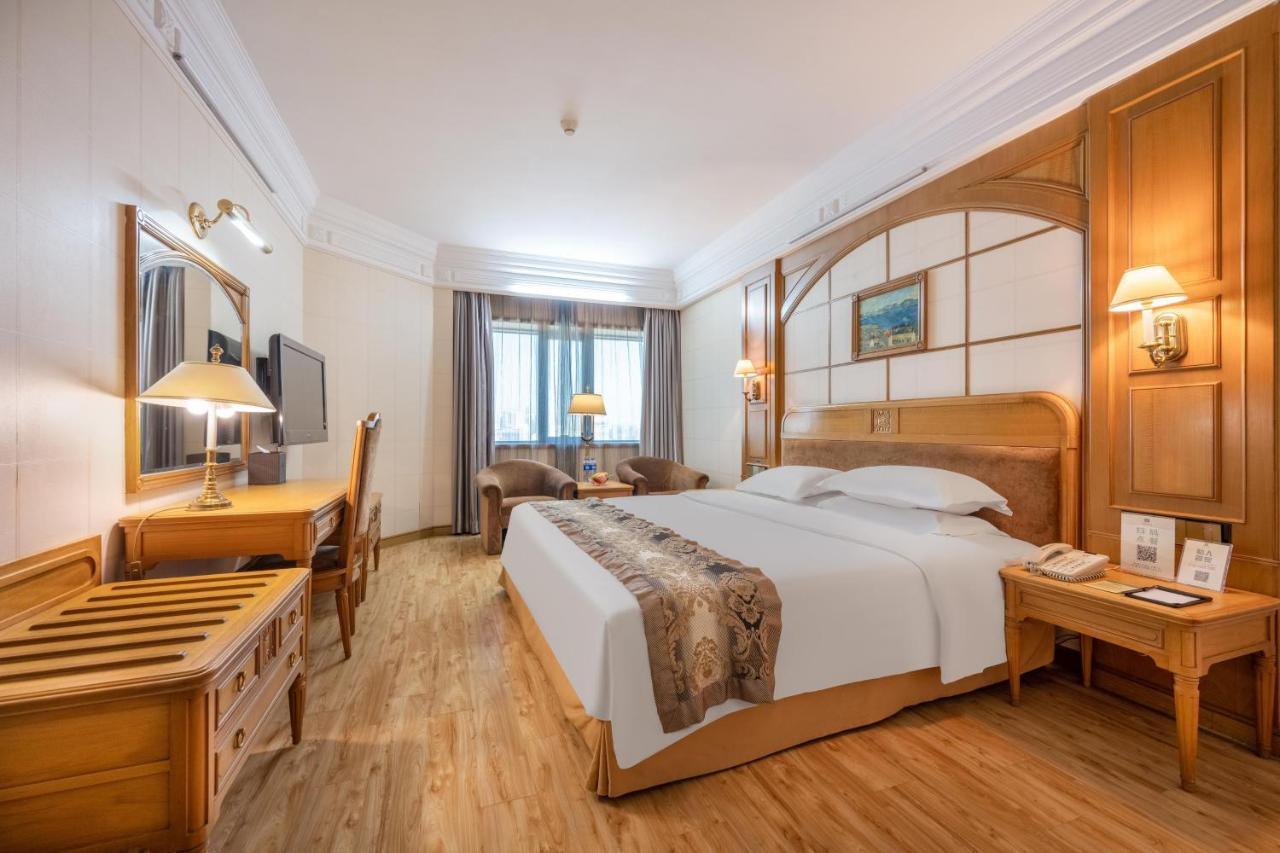 Hotel Silverland Донгуан Екстериор снимка