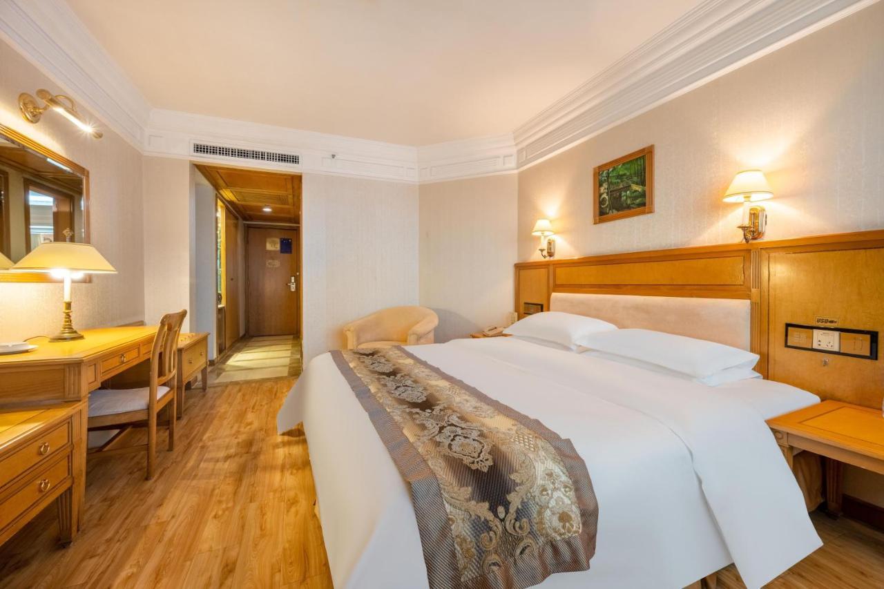 Hotel Silverland Донгуан Екстериор снимка