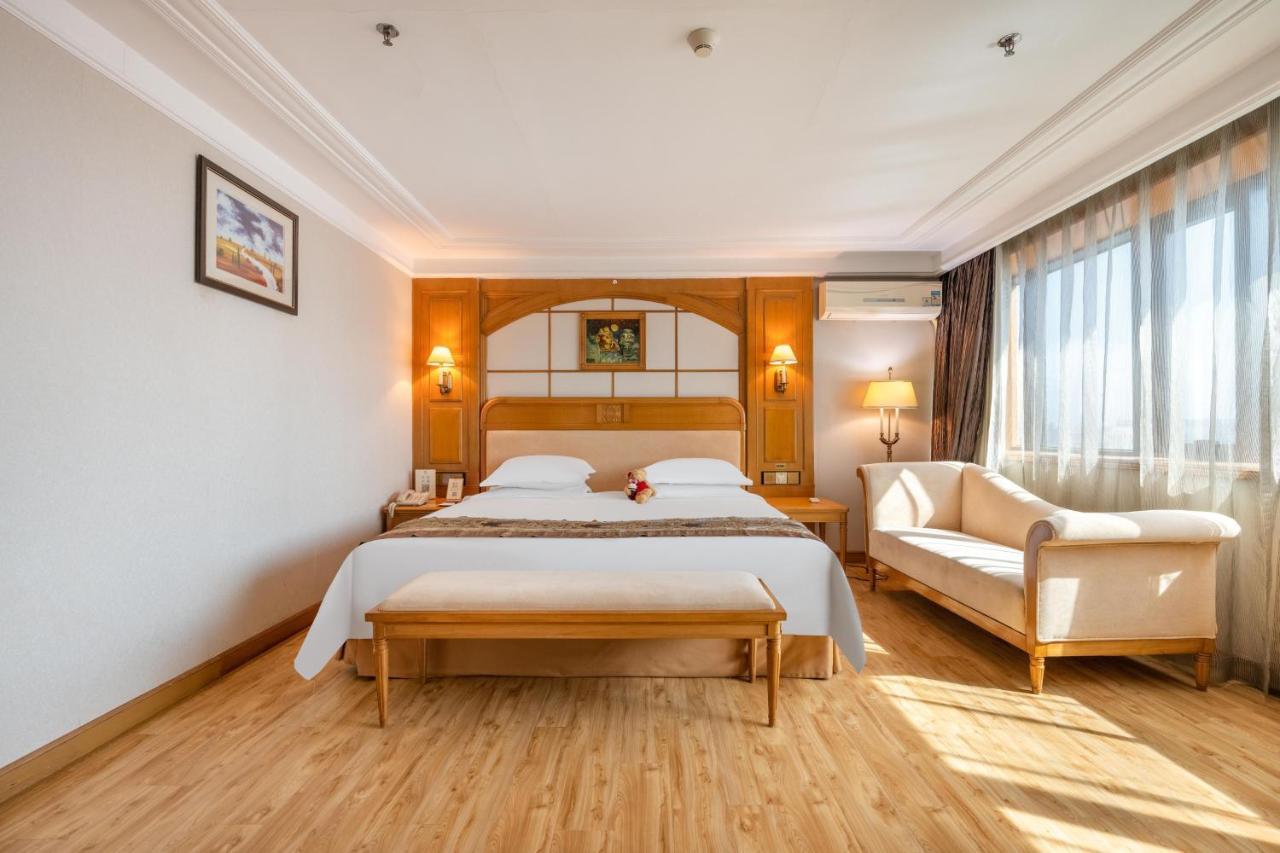 Hotel Silverland Донгуан Екстериор снимка