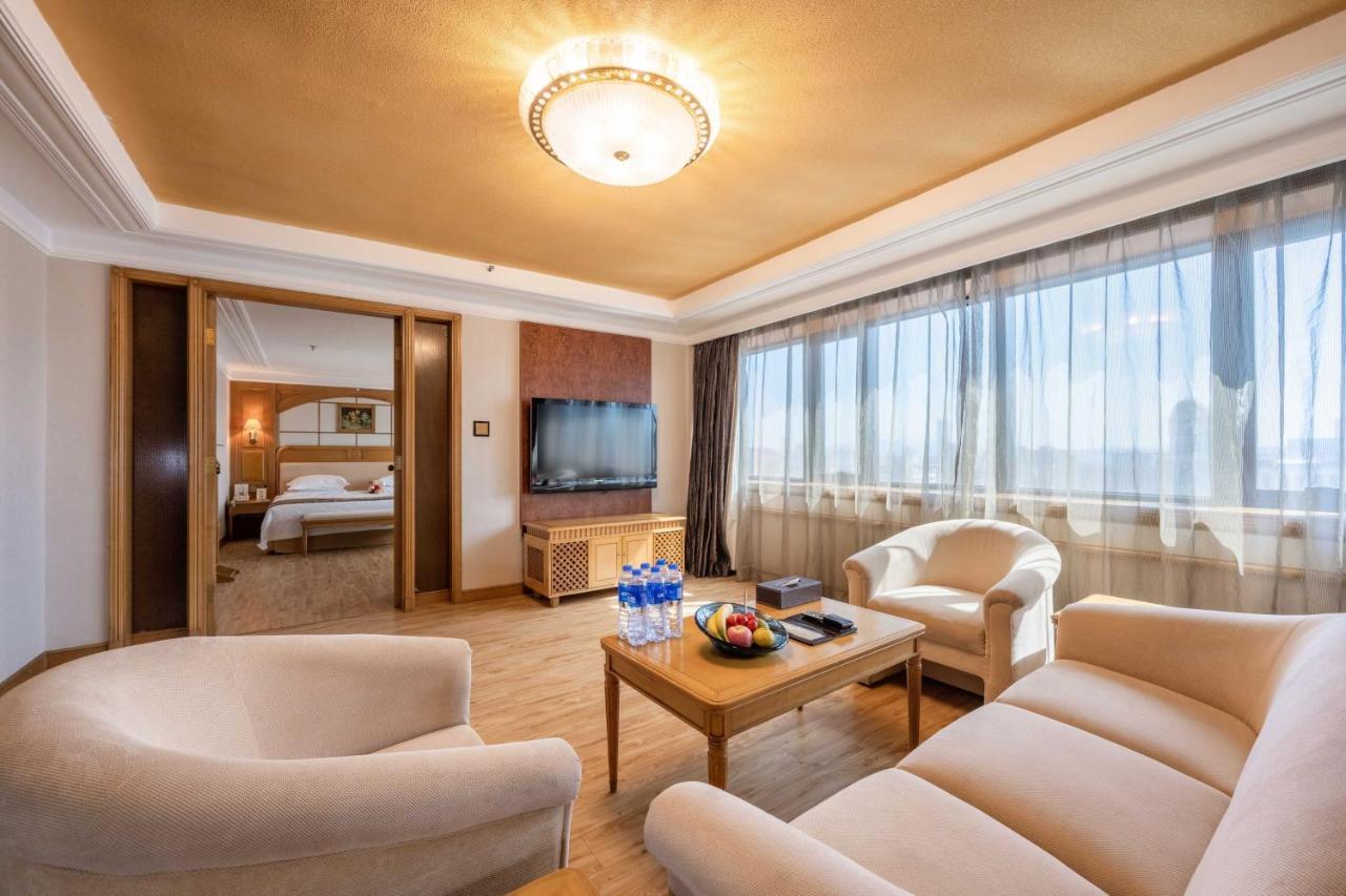 Hotel Silverland Донгуан Екстериор снимка