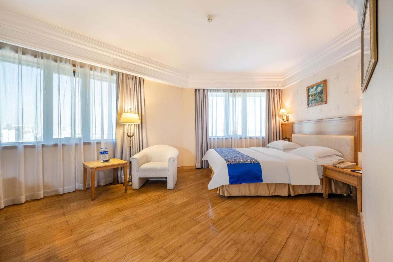 Hotel Silverland Донгуан Екстериор снимка