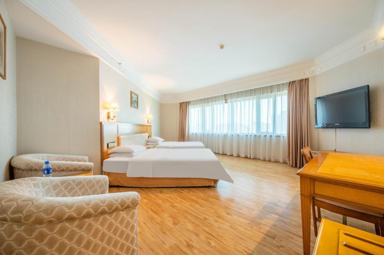 Hotel Silverland Донгуан Екстериор снимка