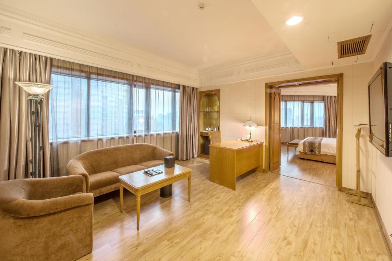 Hotel Silverland Донгуан Екстериор снимка
