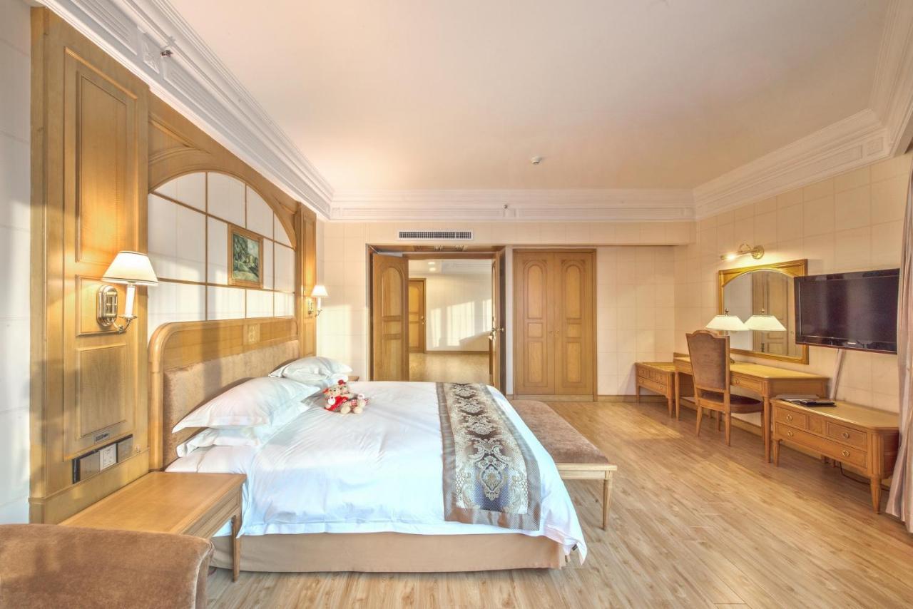 Hotel Silverland Донгуан Екстериор снимка