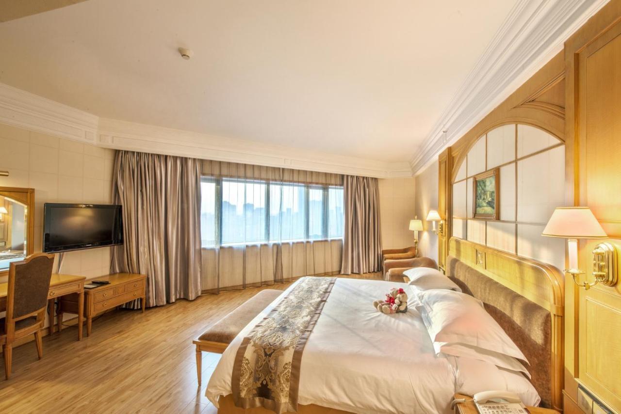 Hotel Silverland Донгуан Екстериор снимка