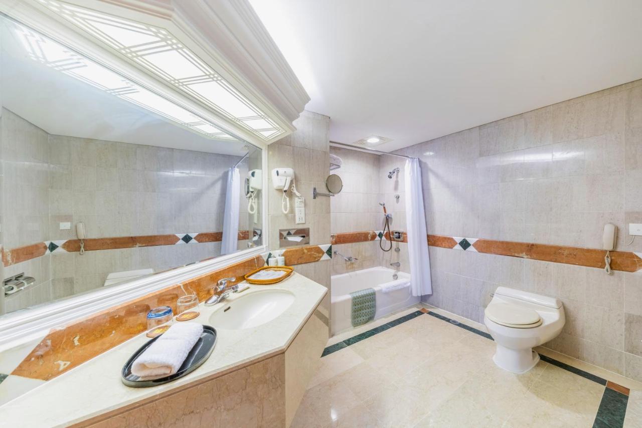 Hotel Silverland Донгуан Екстериор снимка