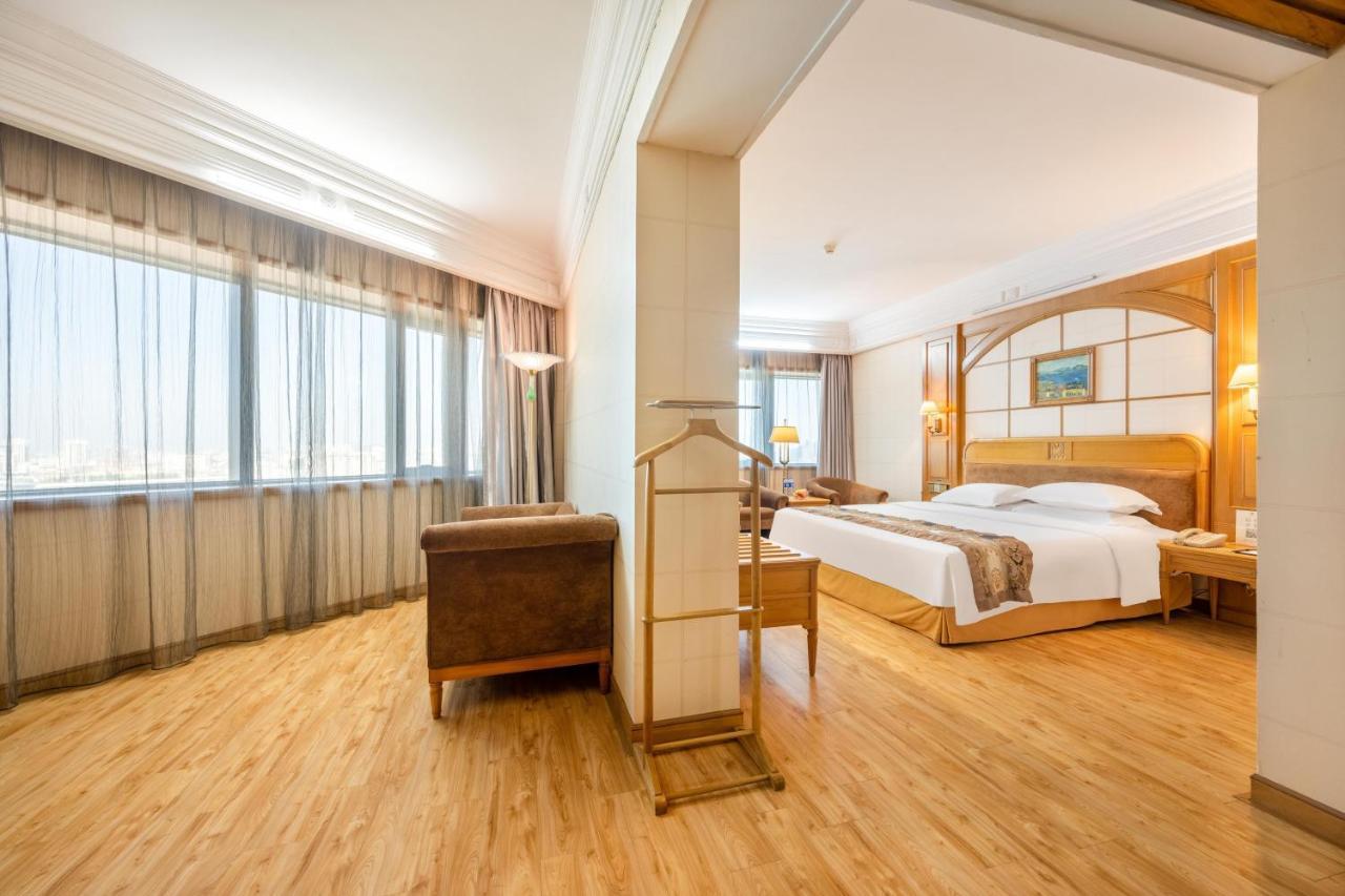 Hotel Silverland Донгуан Екстериор снимка