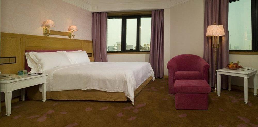 Hotel Silverland Донгуан Екстериор снимка