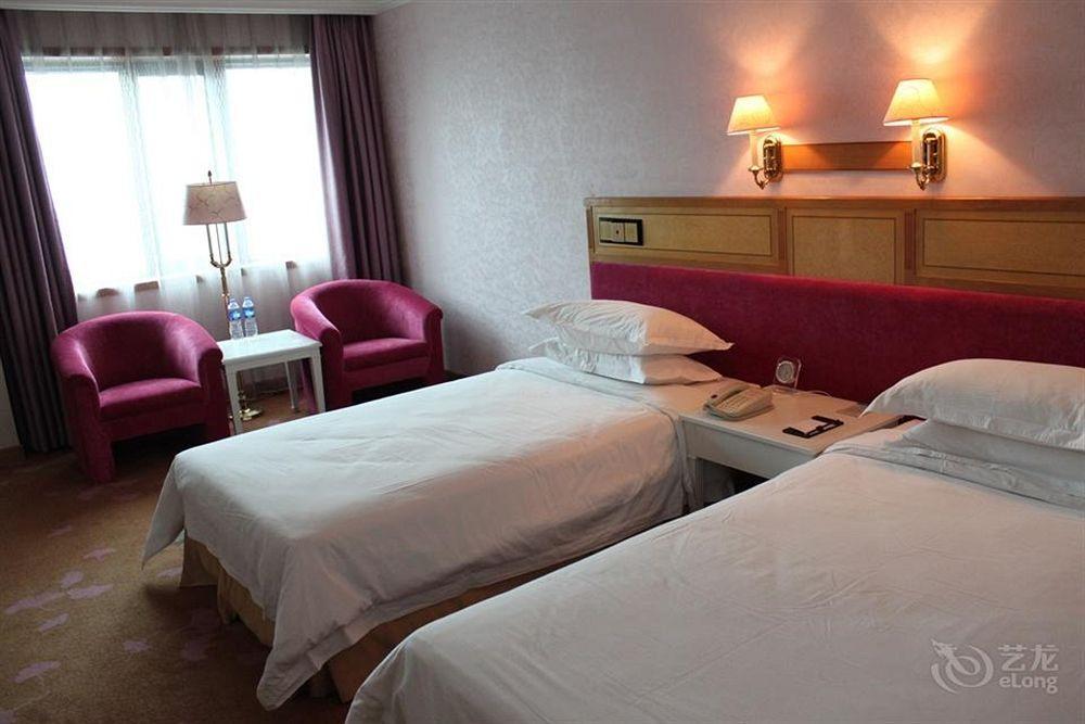 Hotel Silverland Донгуан Екстериор снимка