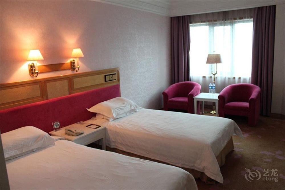 Hotel Silverland Донгуан Екстериор снимка