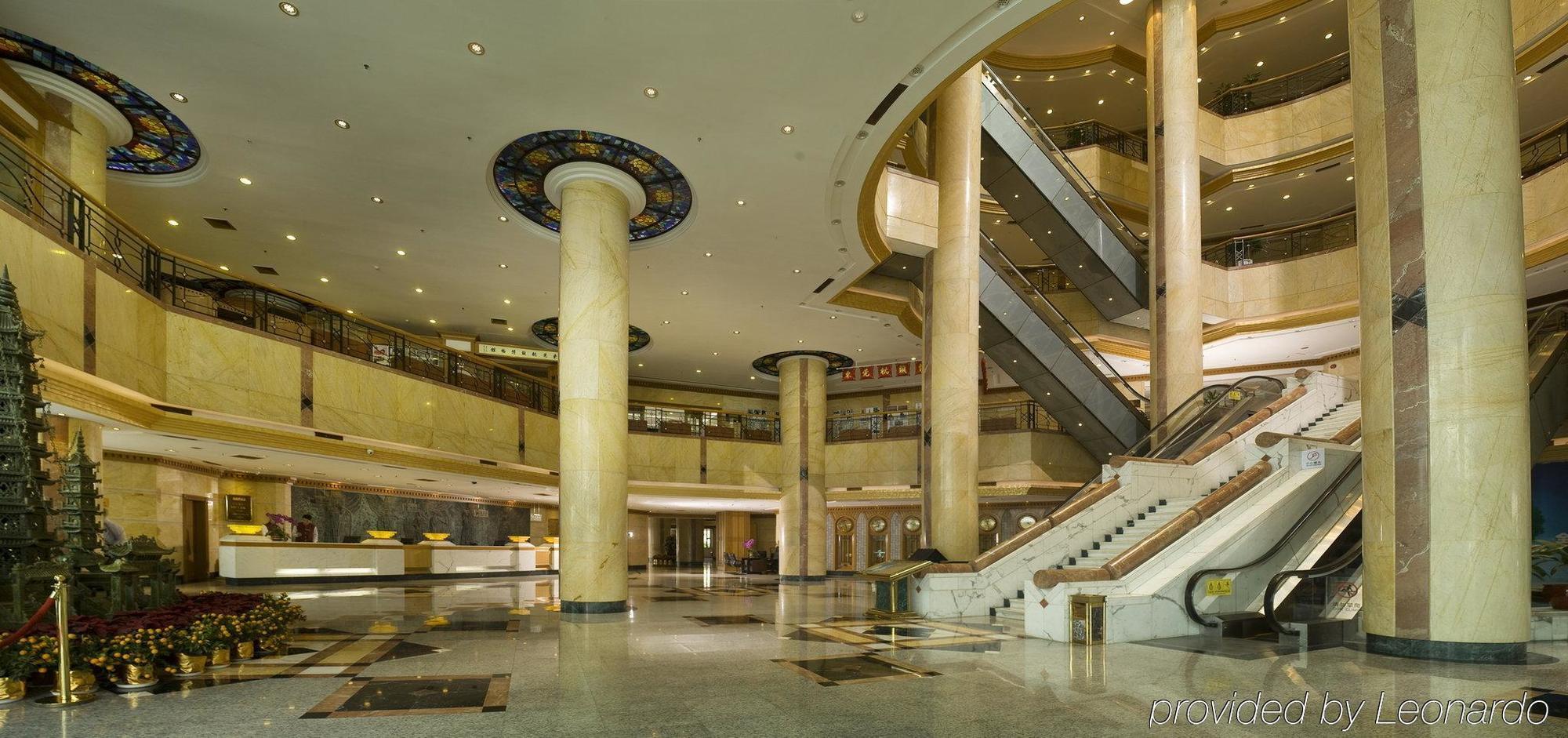Hotel Silverland Донгуан Екстериор снимка