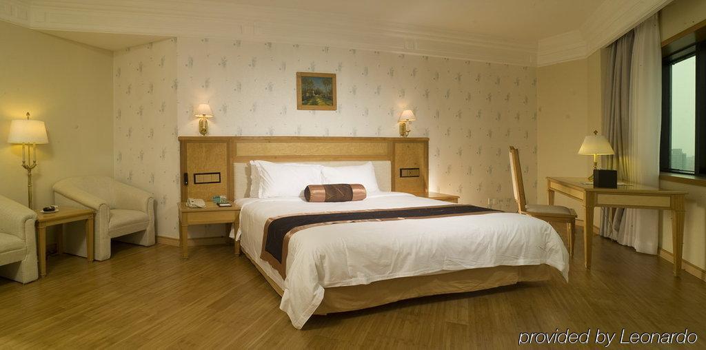 Hotel Silverland Донгуан Екстериор снимка