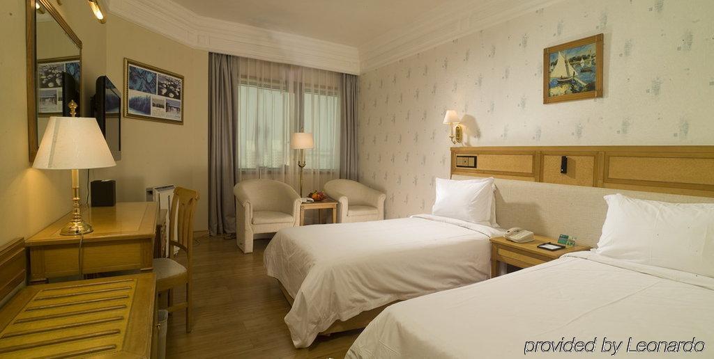 Hotel Silverland Донгуан Екстериор снимка
