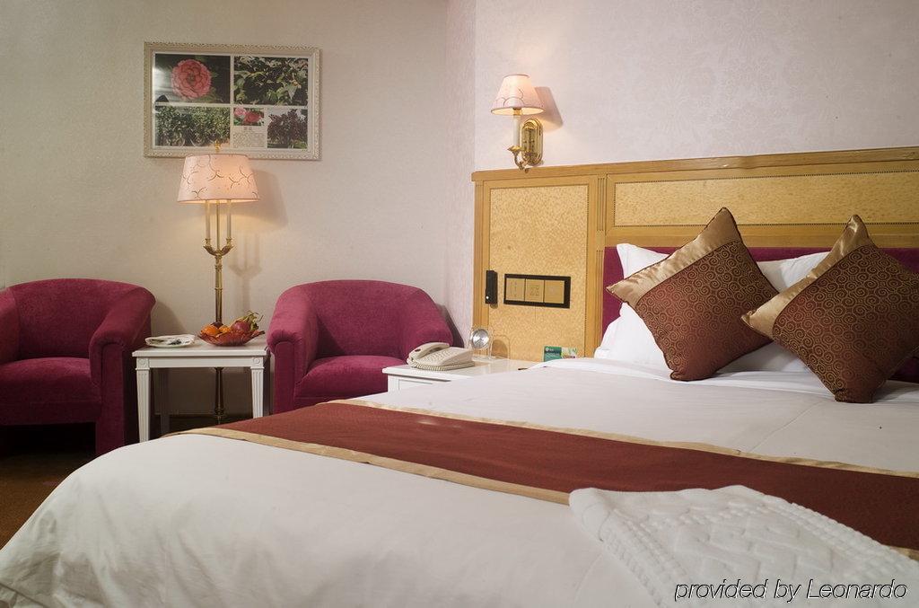Hotel Silverland Донгуан Екстериор снимка