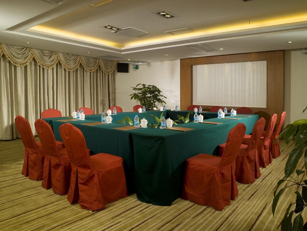 Hotel Silverland Донгуан Екстериор снимка