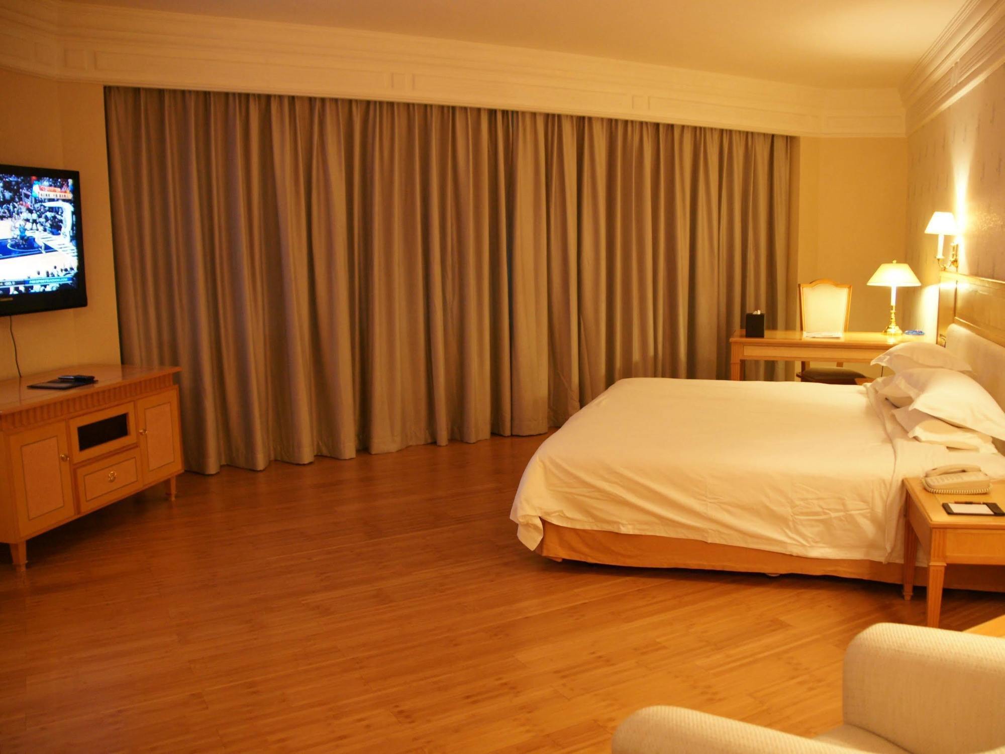 Hotel Silverland Донгуан Екстериор снимка